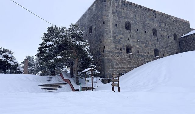 Erzurum'daki 'ecdat yadigarı' Aziziye Tabyaları karla kaplandı