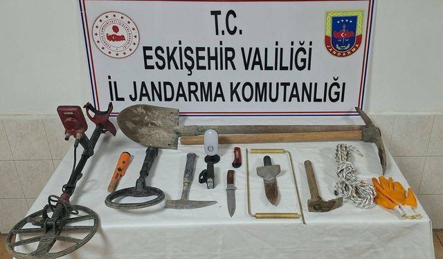 Eskişehir'de kaçak kazı yapan 3 kişi suçüstü yakalandı