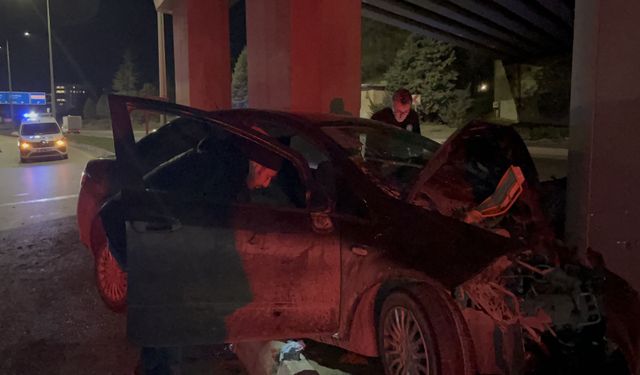 Eskişehir'de köprü ayağına çarpan otomobildeki 2 kişiden biri öldü