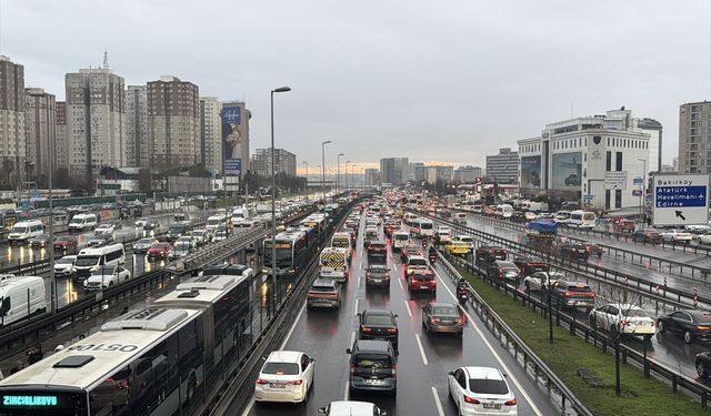 İstanbul'da akşam saatlerinde trafik yoğunluğu yüzde 90'a çıktı