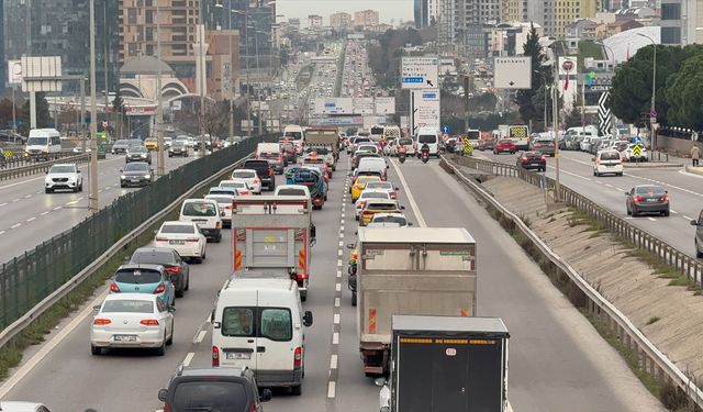 İstanbul'da bazı bölgelerde trafik yoğunluğu yaşanıyor