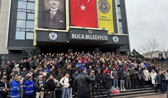 İzmir'de alacakları ödenmeyen Buca Belediyesi işçileri iş bırakma eylemi başlattı