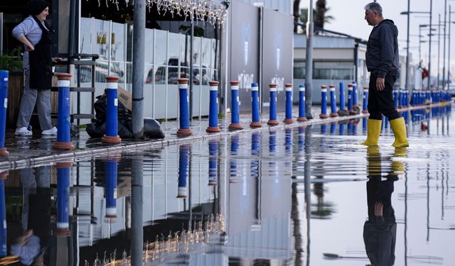 İzmir'de sağanak etkili oluyor