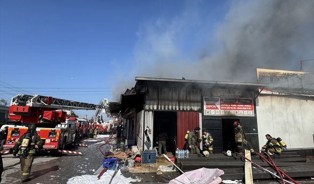 İzmir'de yedek parça dükkanında çıkıp 2 iş yerine sıçrayan yangın kontrol altında