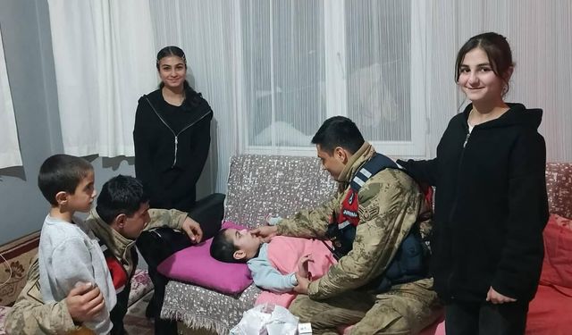 Jandarma karla kaplı bölgede 2 kilometre yürüyerek engelli çocuğa ilacını ulaştırdı