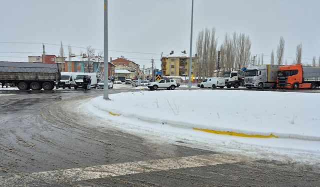 Kar ve tipi nedeniyle kapanan Sivas-Malatya kara yolu ulaşıma açıldı
