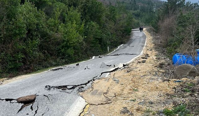 Kastamonu'da Cide-Doğanyurt kara yolu heyelan nedeniyle ulaşıma kapandı