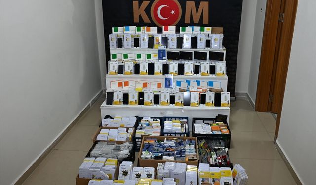 Kırşehir'de kaçak 1042 cep telefonu ekranı ve 287 batarya ele geçirildi