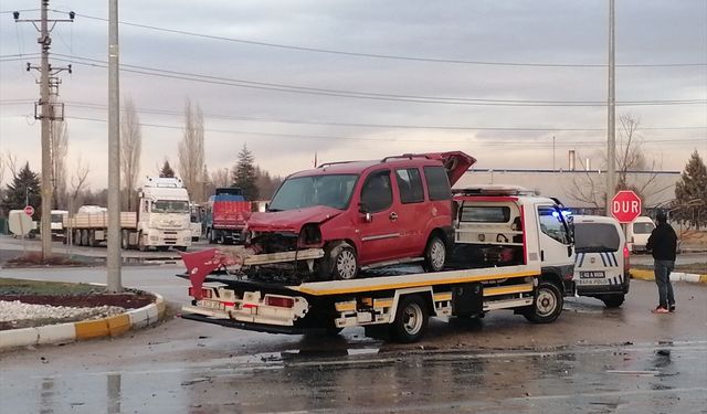 Konya'da tırla çarpışan hafif ticari araçtaki 1 kişi yaralandı