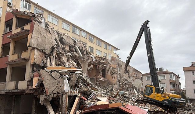 Küçükçekmece'de yıkımı yapılan binadan kopan parçalardan vatandaşların kurtulması kamerada