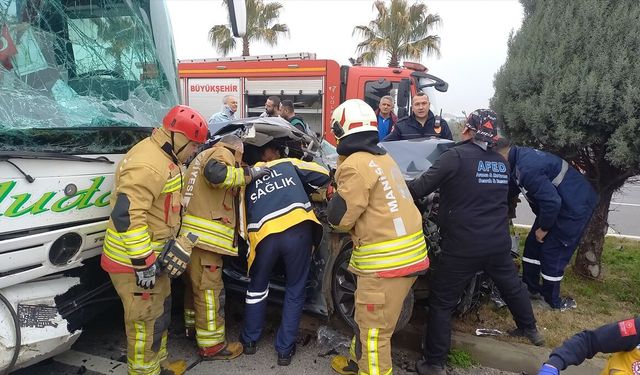 Manisa'da 3 aracın karıştığı kazada 6 kişi yaralandı