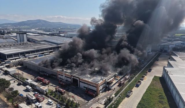 Manisa'da şekerleme fabrikasında yangın çıktı