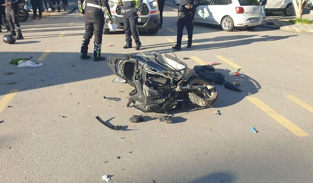 Mersin'de hafif ticari araçla çarpışan motosikletteki 1 kişi öldü, 1 kişi yaralandı