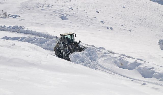 Muş'ta ekipler yolları açık tutmak için soğuk havayla mücadele ediyor