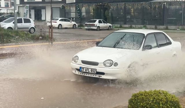 Osmaniye'de sağanak su baskınlarına neden oldu