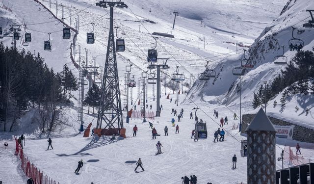 Palandöken'de tatilcilerin ramazanda kayak keyfi