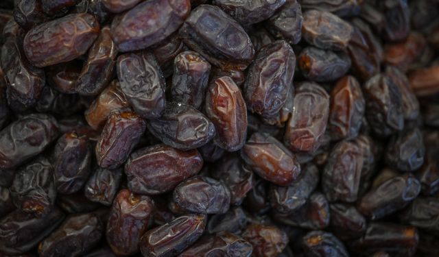 Ramazan ayının gözdesi hurma tezgahlardaki yerini aldı