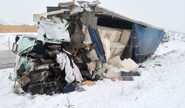 Sivas'ta iki tırın çarpıştığı kazada 1 kişi öldü, 2 kişi yaralandı