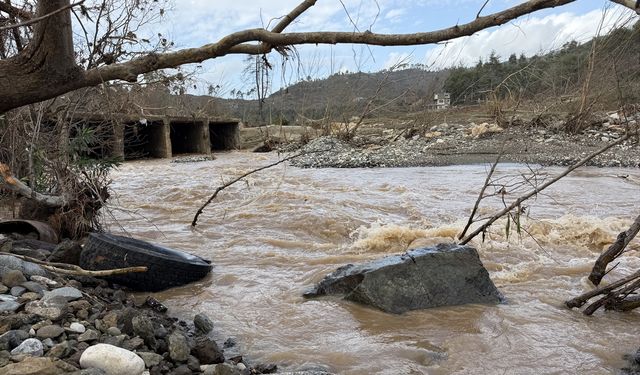 Suriye'nin Bayırbucak bölgesinde sel köprüyü yıktı, onlarca köyün bağlantısı kesildi