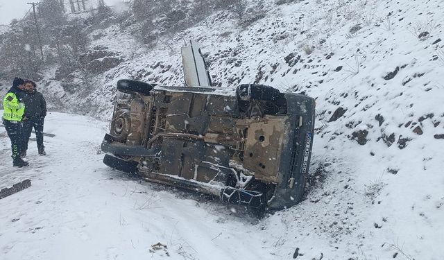 Tokat'ta devrilen otomobildeki 4 kişi yaralandı