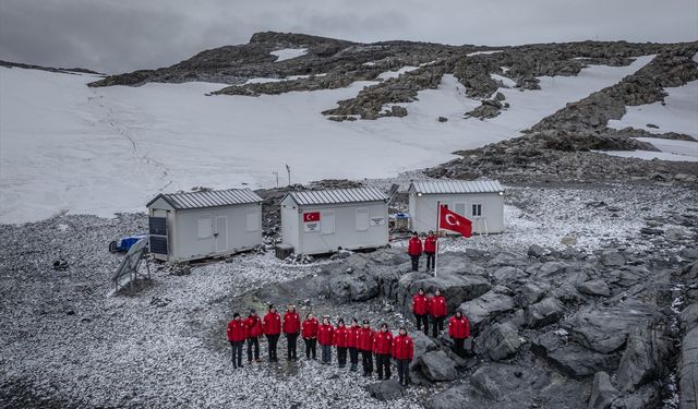 Türk bilim insanları 10. kez Beyaz Kıta'daki evleri Türk Bilimsel Araştırma Kampı'na ulaştı