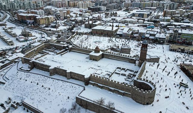 Yeniden karla kaplanan Erzurum'da güzel kış manzaraları oluştu