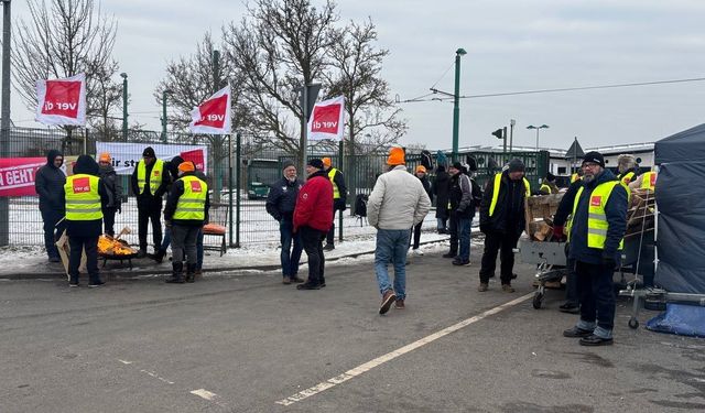 Almanya'da 100 bin çalışan iş bıraktı, toplu taşıma durma noktasına geldi