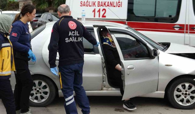 Antalya'da otomobil ile hafif ticari kavşakta çarpıştı: 3 yaralı