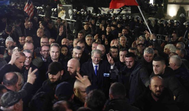 Arnavutluk'ta hükümet karşıtı protestocular ile polis arasında çatışma