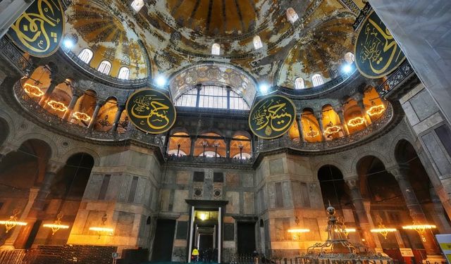 Bakan Ersoy açıkladı: 'Ayasofya'da süreç devam ediyor, Sultanahmet'te çalışmalar tamamlandı'