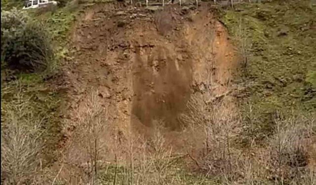 Bayındır Zeytinova Barajı yolunda heyelan