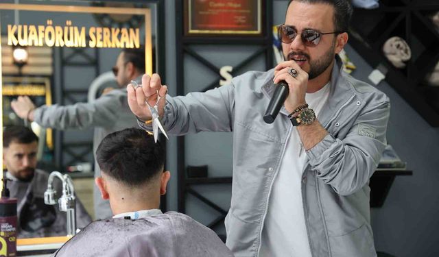 Bir elinde makas diğer elinde mikrofon