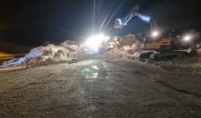 Bitlis'te kardan kapanan köy yolları yeniden açılıyor