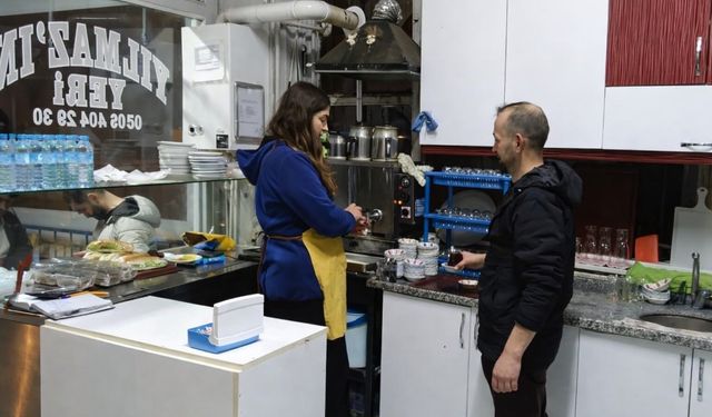 Bu kahvehaneye kadın eli değdi, müşteriler memnun