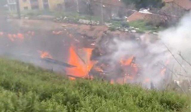 Bursa'da alev alev yanan ev kullanılmaz hale geldi