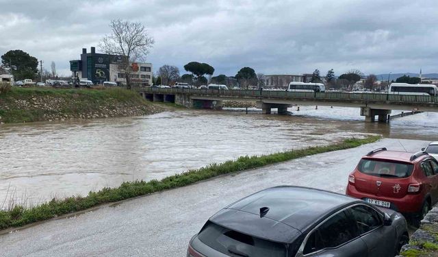 Çanakkale'de Kocabaş Çayı yoğuş yağış nedeniyle taştı