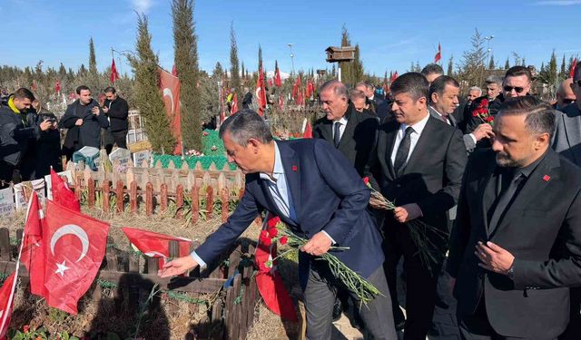 CHP Genel Başkanı Özgür Özel deprem şehitliğini ziyaret etti