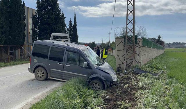 Çorlu'da aracın elektrik direğine çarptığı kaza kamerada