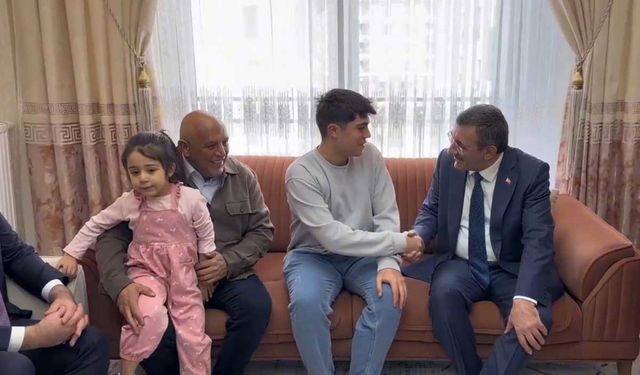 Cumhurbaşkanı Yardımcısı Yılmaz'dan depremzede aileye ziyaret