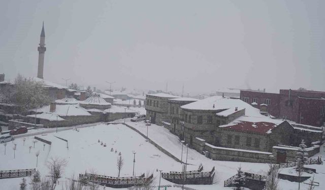 Doğu'ya kar yağmurla karışık geri geliyor