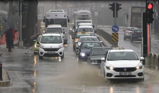 Edirne'de yağmur etkili oldu, cadde ve sokaklar göle döndü