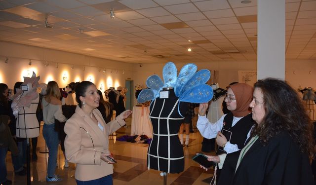 Egeli moda tasarım öğrencileri atık kumaşları sanata dönüştürdü