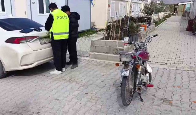 Ehliyetsiz motosikletlinin sosyal medya şovu 77 bin TL'ye patladı