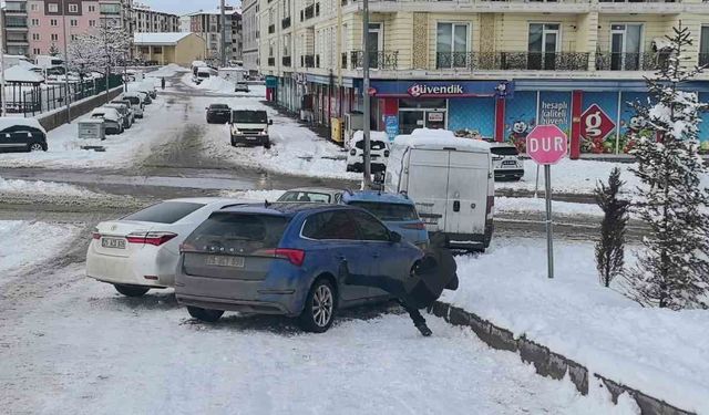 Erzurum'da 5 araçlı zincirleme kaza: Aracının başındaki sürücü de dengesini kaybederek yere düştü