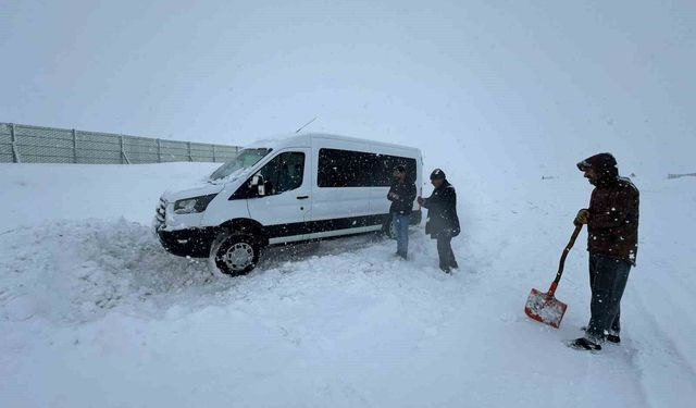 Erzurum'da kar yağışı ve tipi nedeniyle araçlar yolda mahsur kaldı
