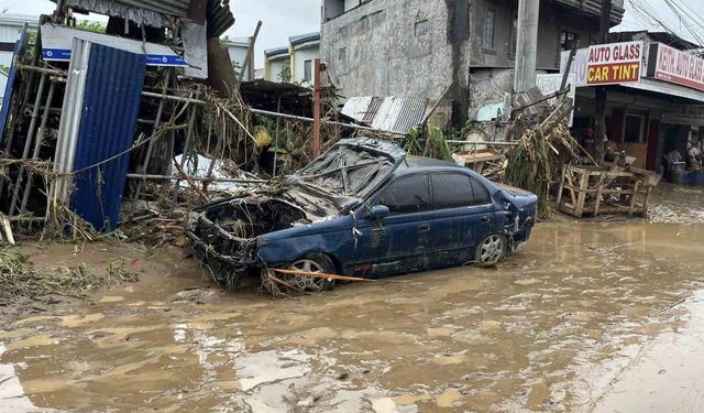 Filipinler'i tropikal fırtına vurdu: 12 ölü