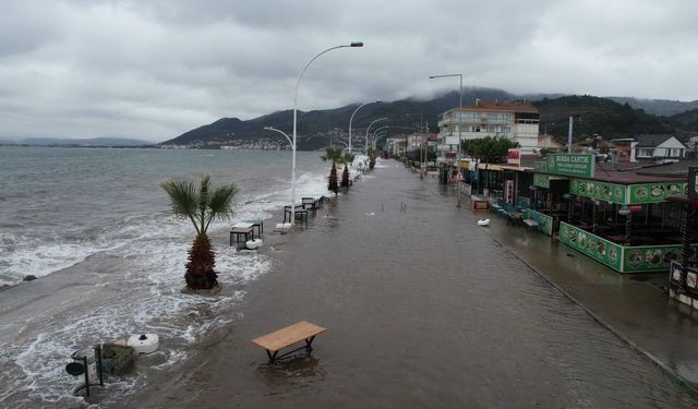 Gemlik'te deniz taştı, sahil yolu sular altında kaldı...O anlar havadan görüntülendi