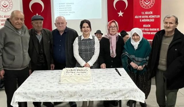 Huzurevinde duygulandıran doğum günü kutlaması