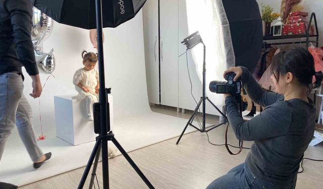 İkiz bebeklerinin fotoğraflarını çekerek başladı, evinin bir odasını stüdyoya çevirdi