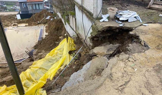 İnşaat kazısında toprak kaydı, yolun bir bölümü çöktü